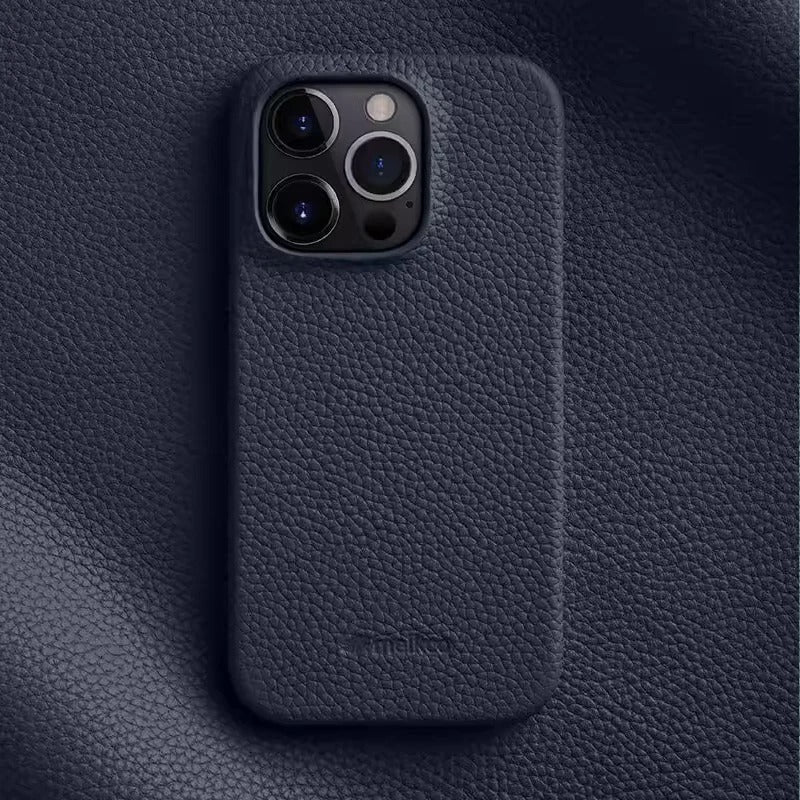 Design élégant de l'étui iPhone en cuir noir, un accessoire sophistiqué pour smartphone.