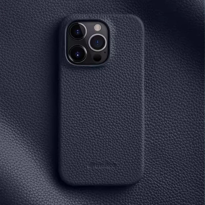 Design élégant de l'étui iPhone en cuir noir, un accessoire sophistiqué pour smartphone.