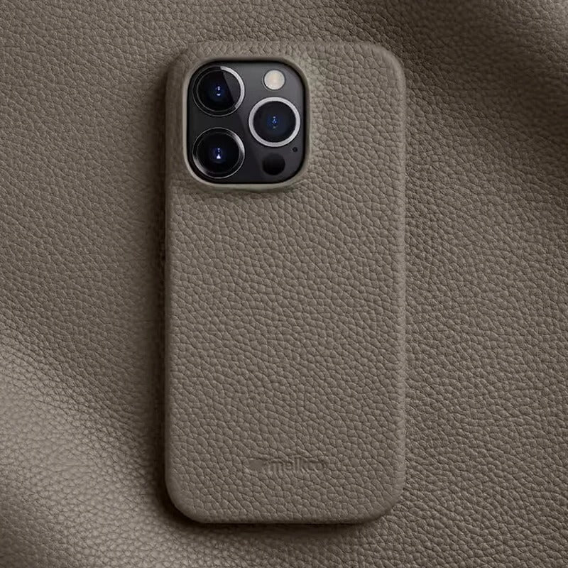 Étui iPhone en cuir rouge vibrant, accessoire de mode et protection complète pour smartphone.