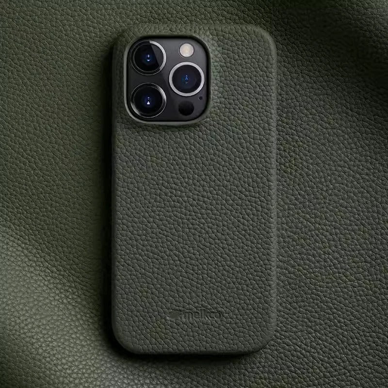 iPhone inséré dans son étui de protection en cuir véritable, alliant sécurité et élégance.