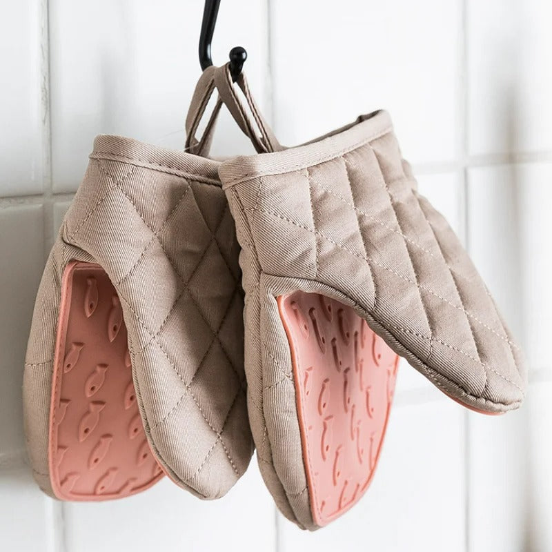 Gant de cuisine en silicone rose en forme de poisson, anti-chaleur, pour une prise sûre et amusante.