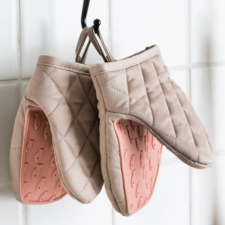 Gant de cuisine en silicone rose en forme de poisson, anti-chaleur, pour une prise sûre et amusante.