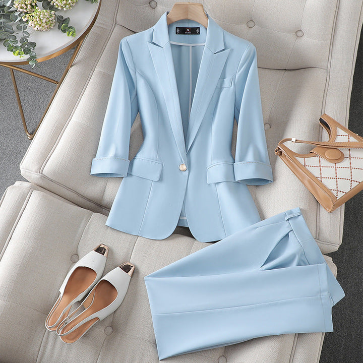 Ensemble blazer et pantalon femme chic, élégant. Parfait pour le bureau ou une soirée printanière.