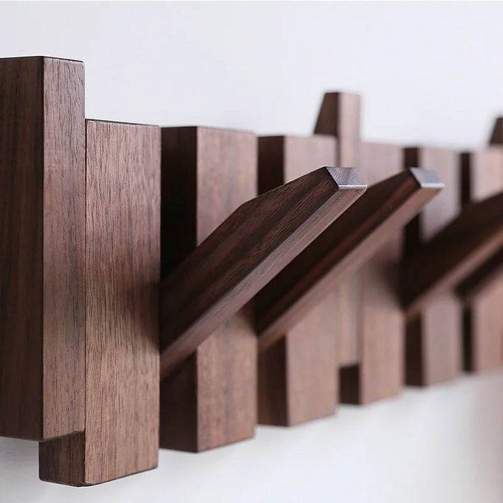 Porte-manteau mural en bois façon piano, alliant fonctionnalité et décoration unique pour la maison.