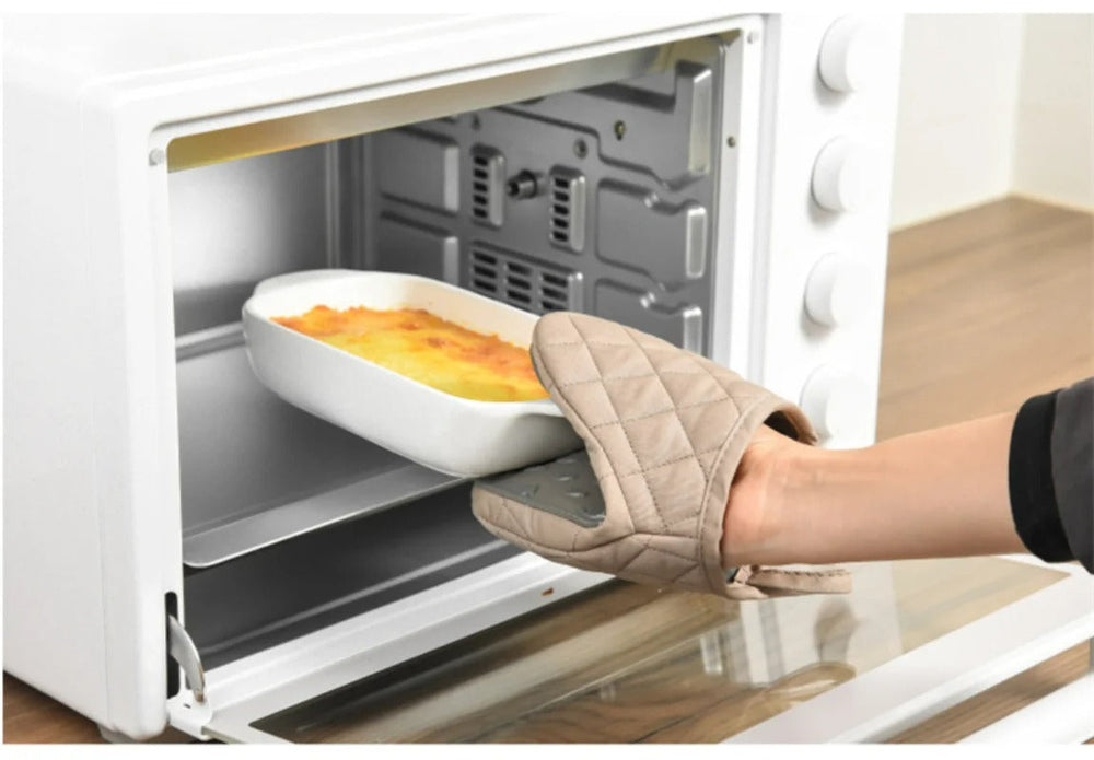 Manique four en silicone gris design poisson, résistante à la chaleur, pour saisir les plats en toute sécurité.