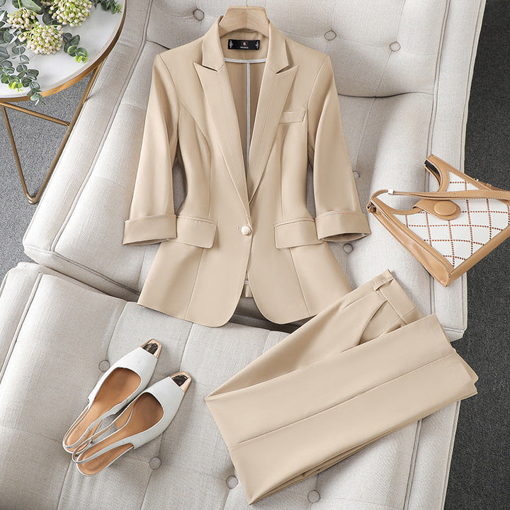 Tenue femme moderne: ensemble blazer et pantalon confortable. Idéal pour un style élégant au bureau, printemps/automne.