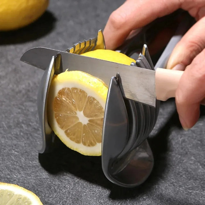 Ustensile de cuisine ergonomique pour découpe rapide de fruits et légumes. Accessoire en acier inoxydable.