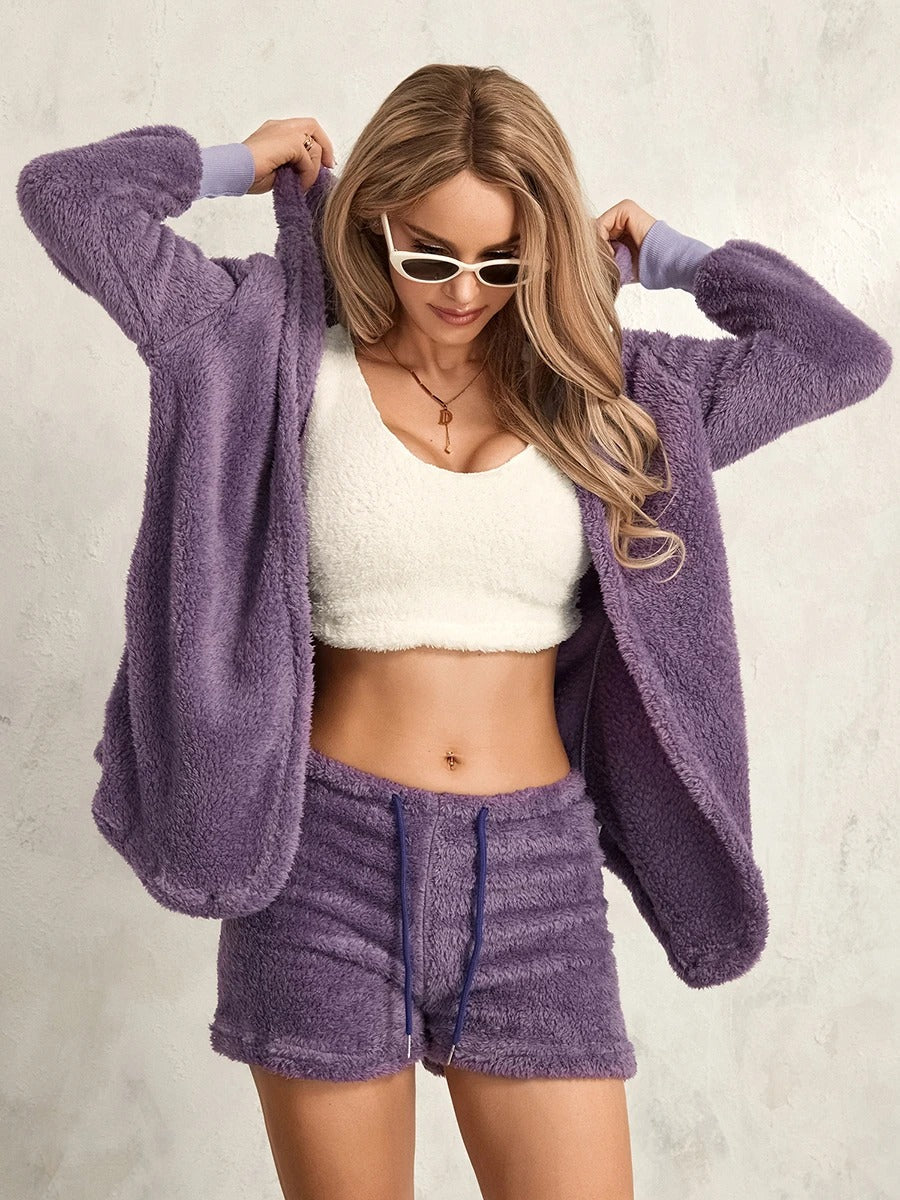 Ensemble de luxe pour femme: sweat à capuche et short en polyester. Mode féminine confortable et douce.