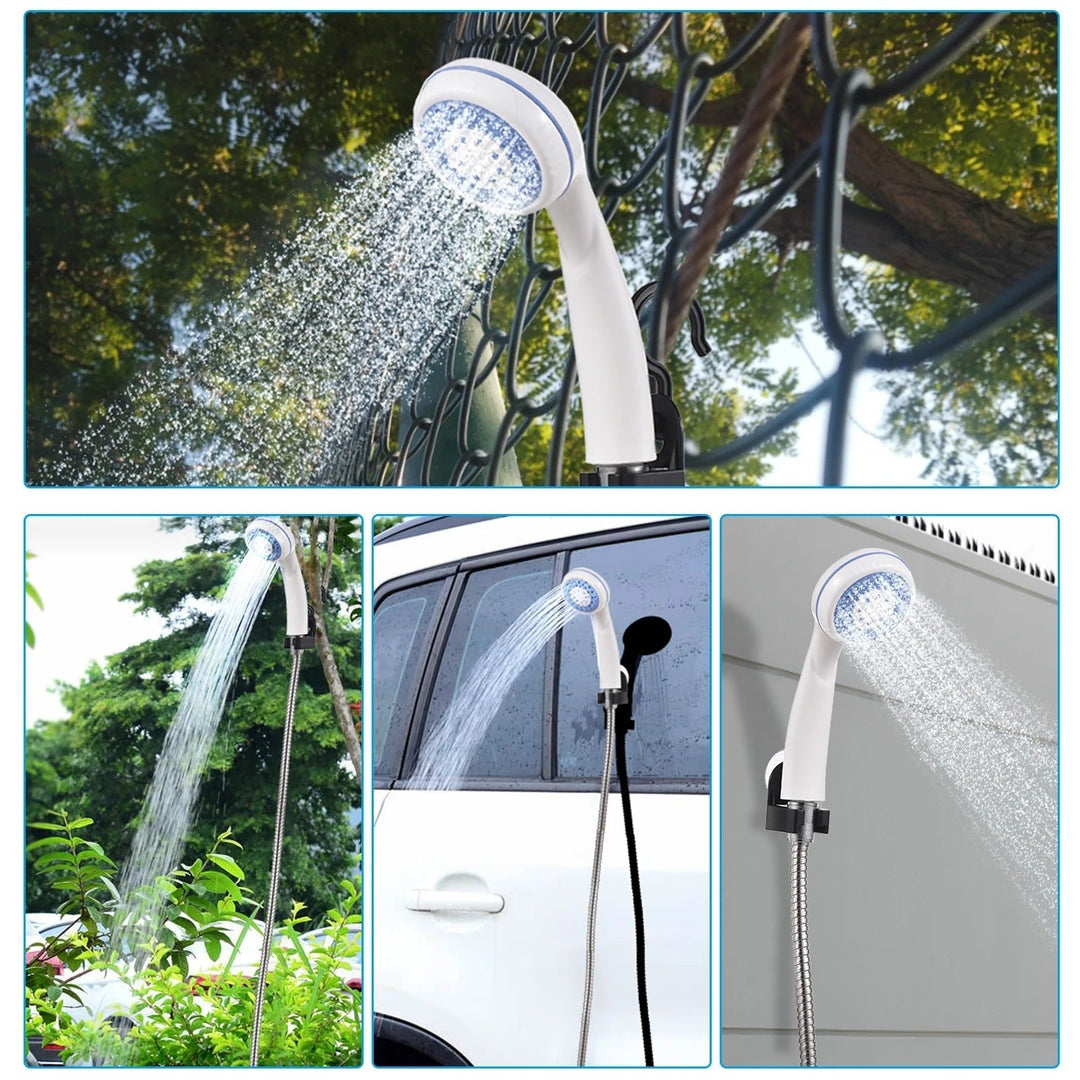 Jet d'eau puissant de la douche portable RinseSplash, parfaite pour camping, plage et nettoyage.