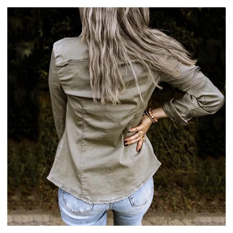 Blouson en jean femme, coupe slim et élégante, idéal pour un look décontracté chic au printemps ou en automne.