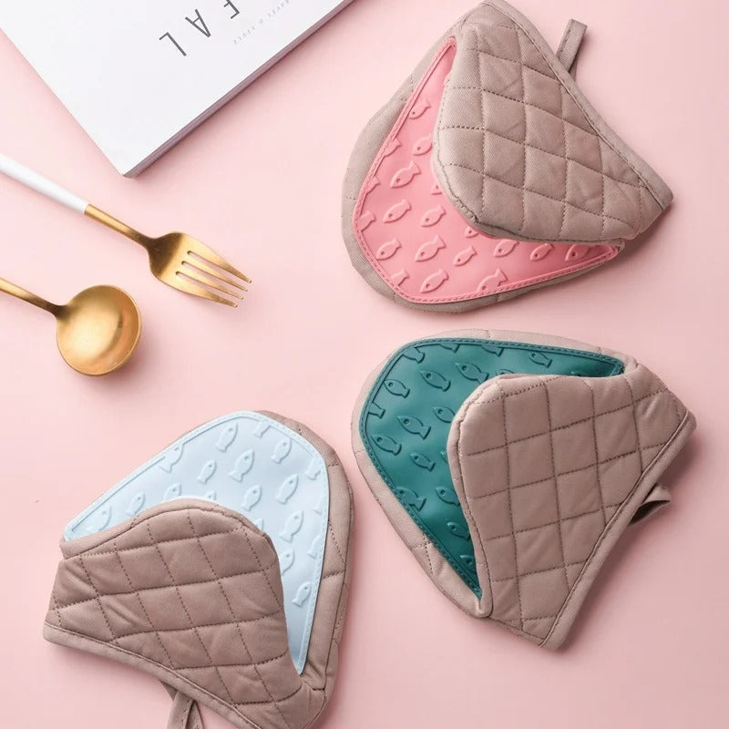 Protection mains originale: gant de cuisine silicone rose forme poisson, idéal pour manipuler les plats chauds.