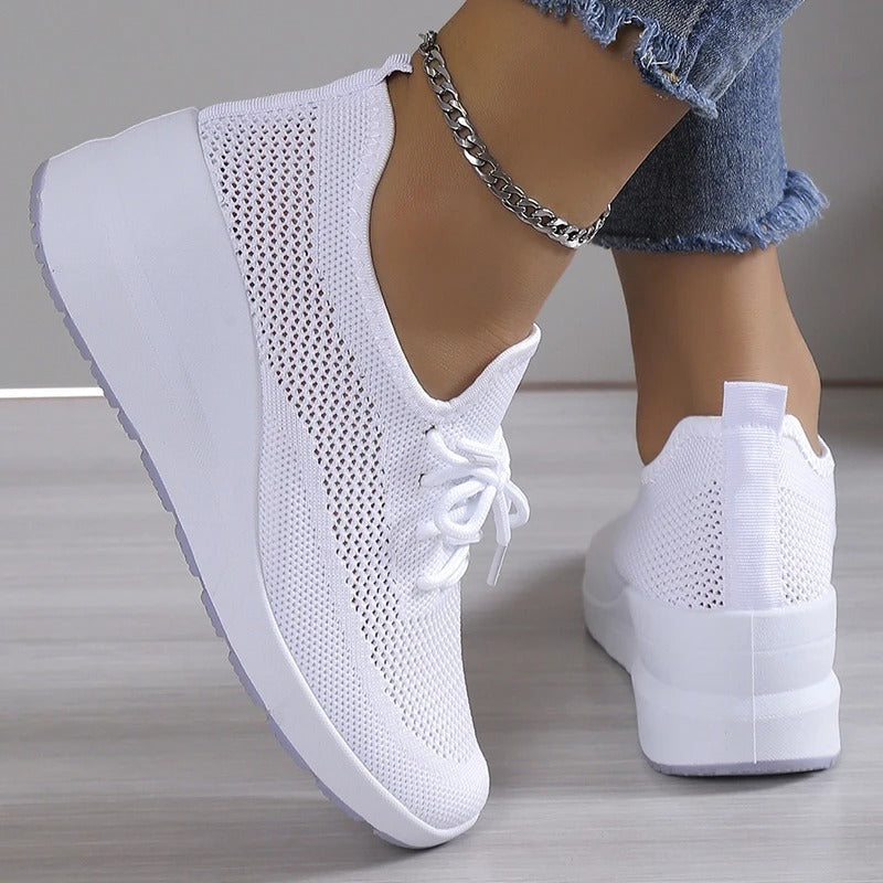 Image latérale de chaussures orthopédiques femmes, conçues pour le confort, soulagement douleur et soutien des pieds sensibles.