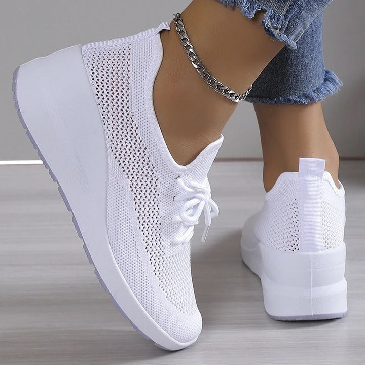 Image latérale de chaussures orthopédiques femmes, conçues pour le confort, soulagement douleur et soutien des pieds sensibles.