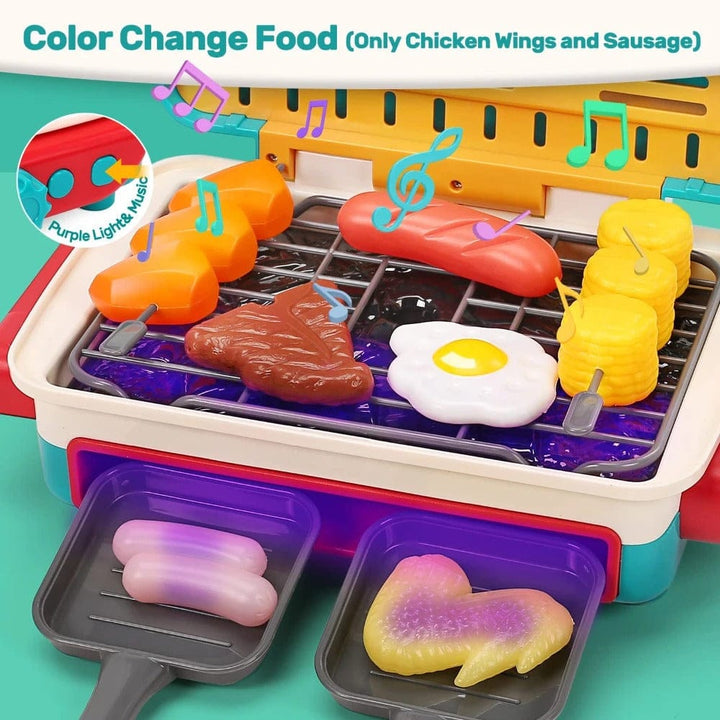Enfant jouant avec un mini grill BBQ, préparant des aliments factices. Accessoires de cuisine jouet inclus.