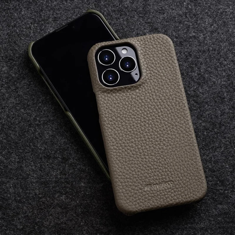 Étui iPhone en cuir véritable, vue de face, protection fine et chic pour votre smartphone.