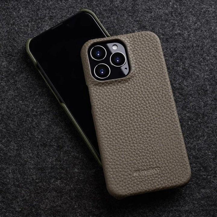 Étui iPhone en cuir véritable, vue de face, protection fine et chic pour votre smartphone.