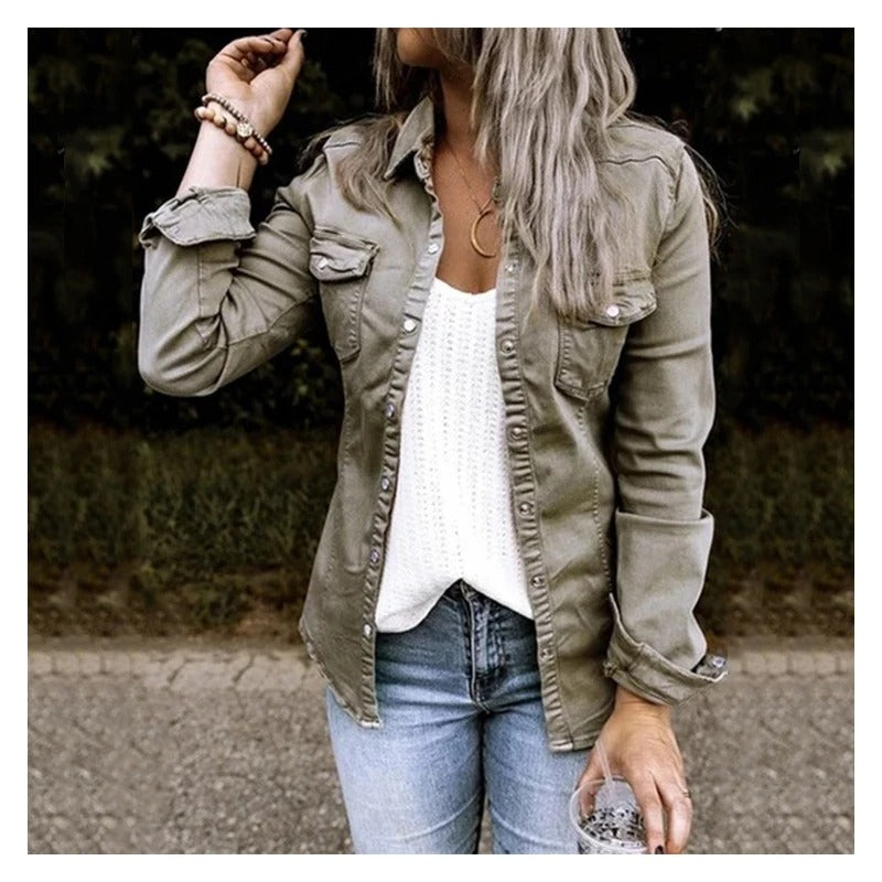 Veste en jean slim fit femme, style intemporel et boutonnée. Un blouson denim polyvalent pour toutes les saisons.