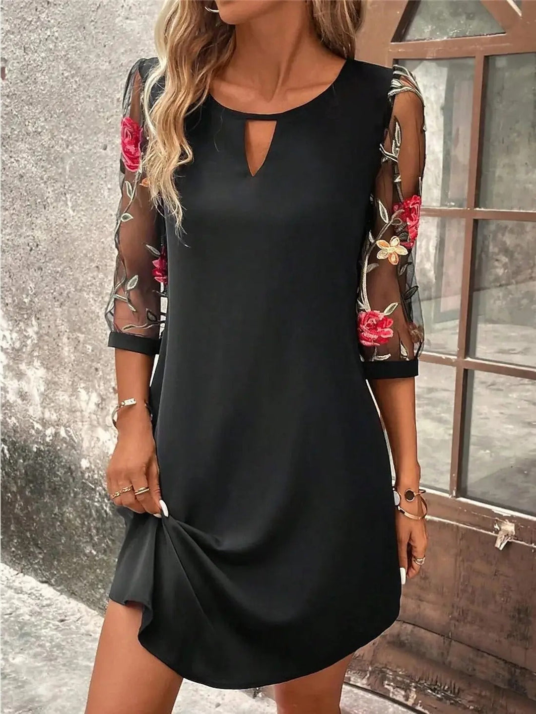 Robe d'été femme élégante, fluide, avec de délicates manches brodées, parfaite pour un look estival confortable et chic.