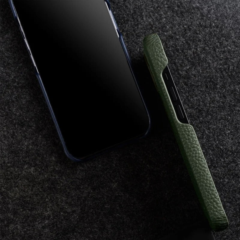 Étui iPhone en cuir grainé, offrant une texture premium et une protection fiable pour votre appareil.