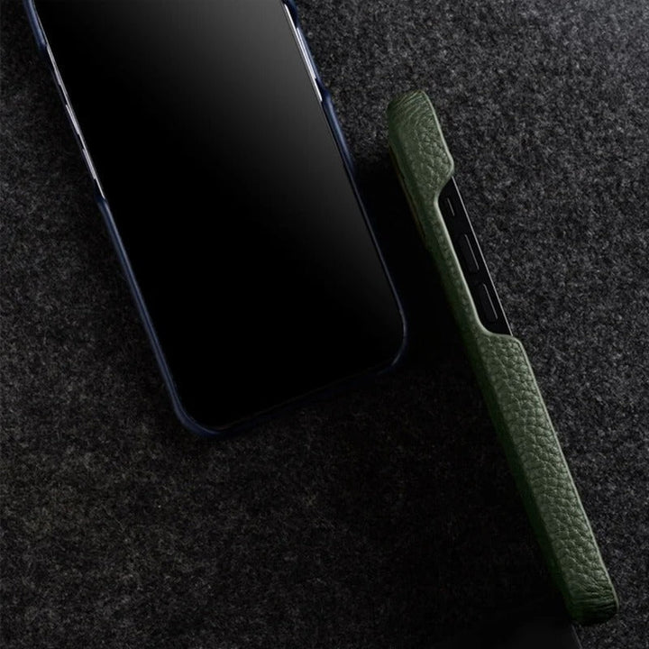 Étui iPhone en cuir grainé, offrant une texture premium et une protection fiable pour votre appareil.