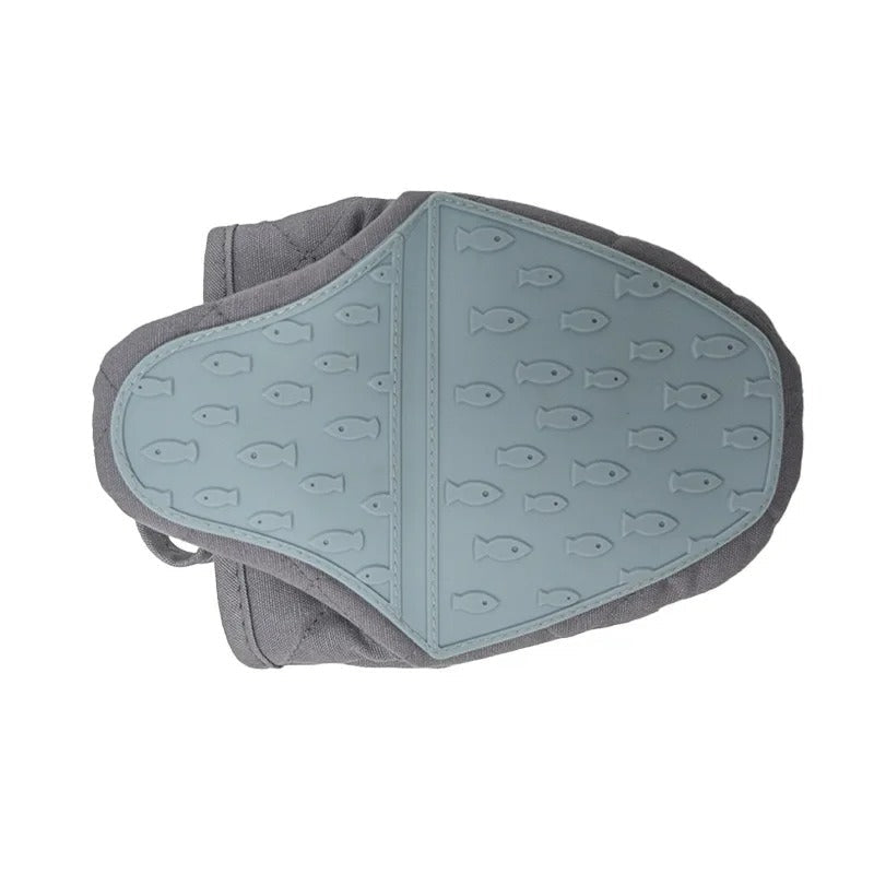 Gant de four antidérapant en silicone gris motif poisson, assure une prise ferme et sûre des ustensiles chauds.