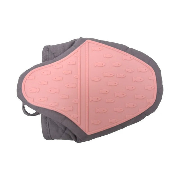 Accessoire cuisine amusant: manique en silicone vert en forme de poisson pour une protection efficace contre la chaleur.