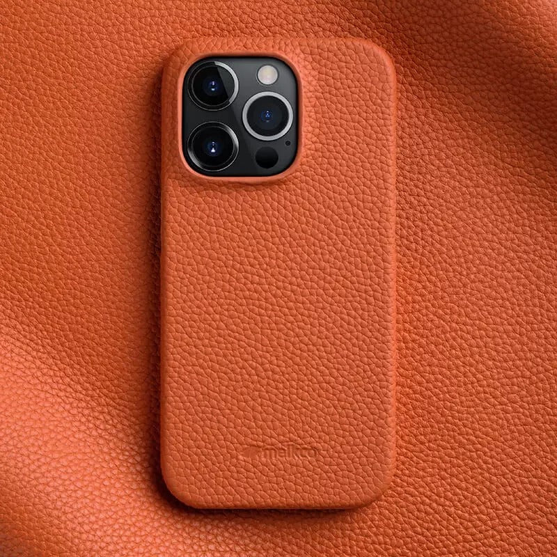 Vue arrière d'une coque iPhone en cuir marron, avec découpes précises, style et protection.