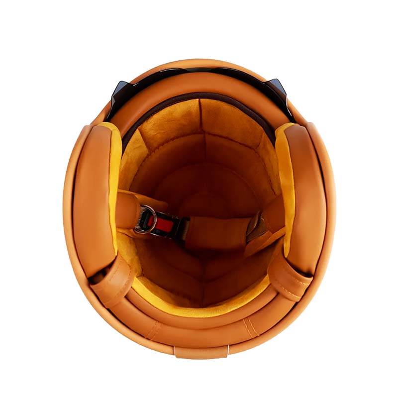 Casque de sécurité moto homologué, style classique intemporel, pour motard exigeant, confort longue durée.