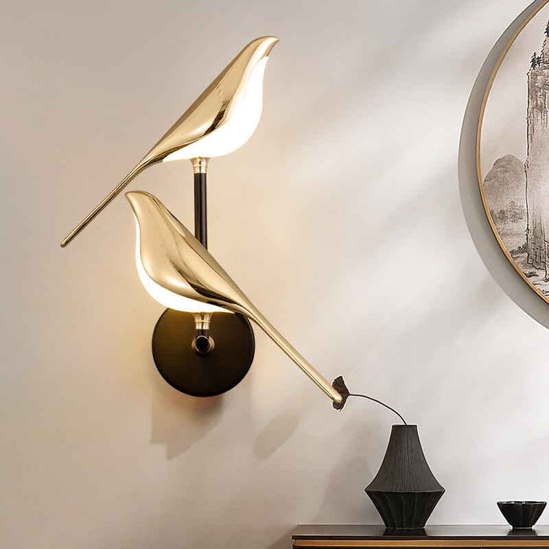 Applique murale oiseau LED, idéale pour éclairage décoratif de salon moderne. Design intérieur contemporain.