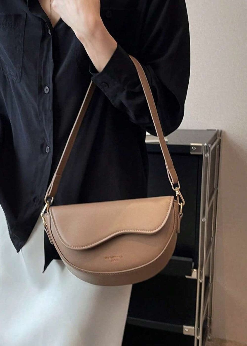 Sac bandoulière demi-lune en cuir synthétique, design épuré et élégant, parfait pour le quotidien.