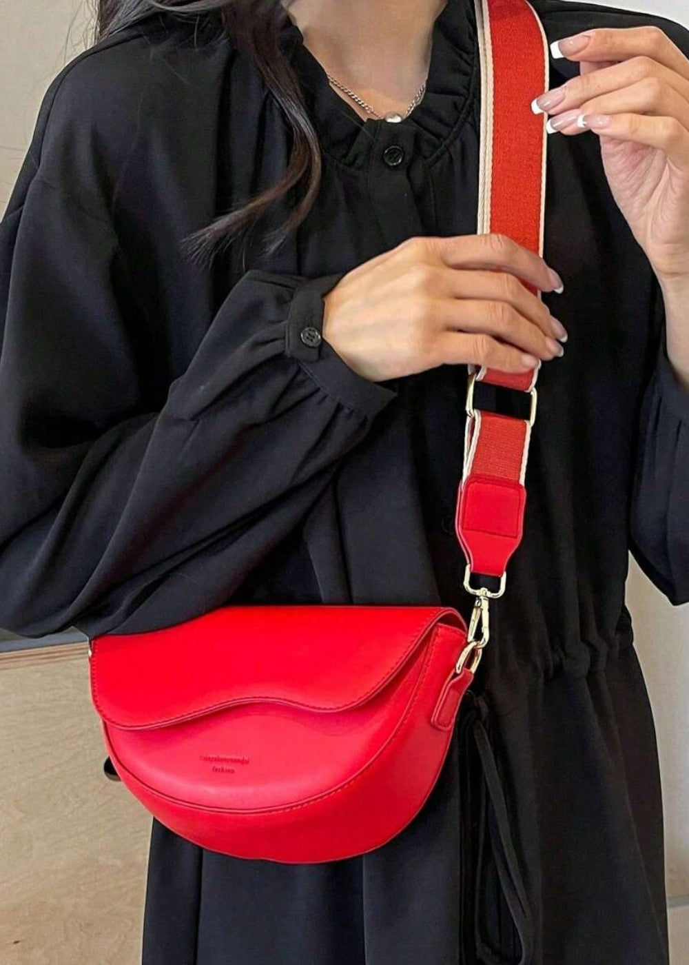 Sac élégant demi-lune pour femme, bandoulière ajustable, cuir synthétique, touche mode française.