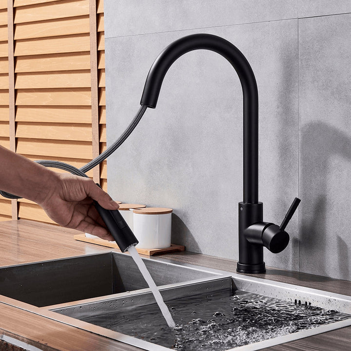 Robinet cuisine design moderne noir mat, capteur mouvement. Accessoire intelligent pour cuisine contemporaine.