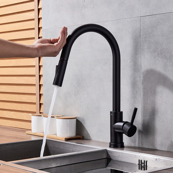 Robinet de cuisine noir mat avec capteur. Robinetterie moderne et sans contact, design épuré pour cuisine.