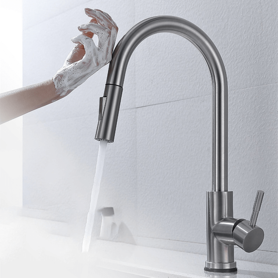 Robinet cuisine or brossé, capteur mouvement. Accessoire de cuisine design luxueux et hygiénique.