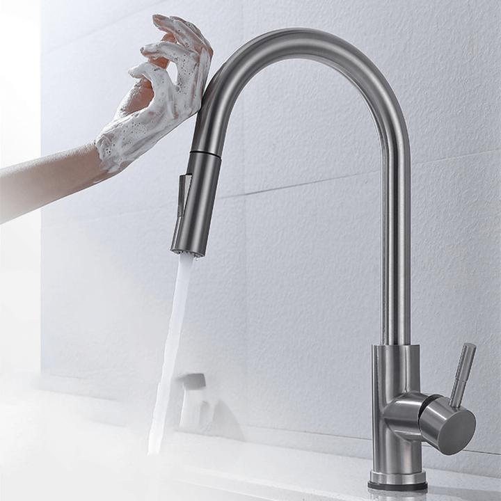 Robinet cuisine or brossé, capteur mouvement. Accessoire de cuisine design luxueux et hygiénique.