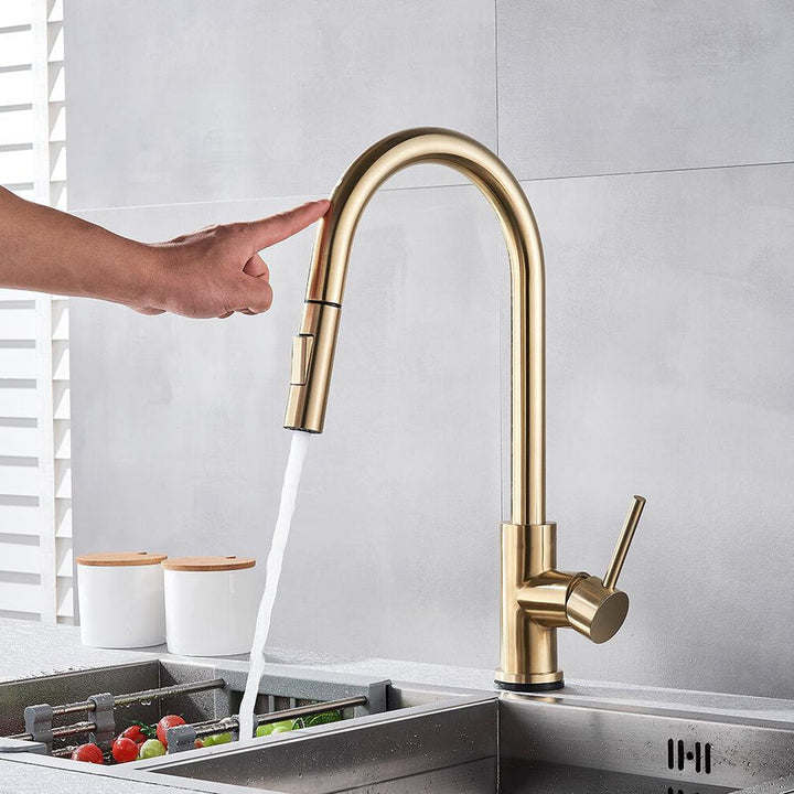 Robinetterie cuisine moderne nickel brossé, capteur mouvement. Accessoire sans contact pour cuisine intelligente.
