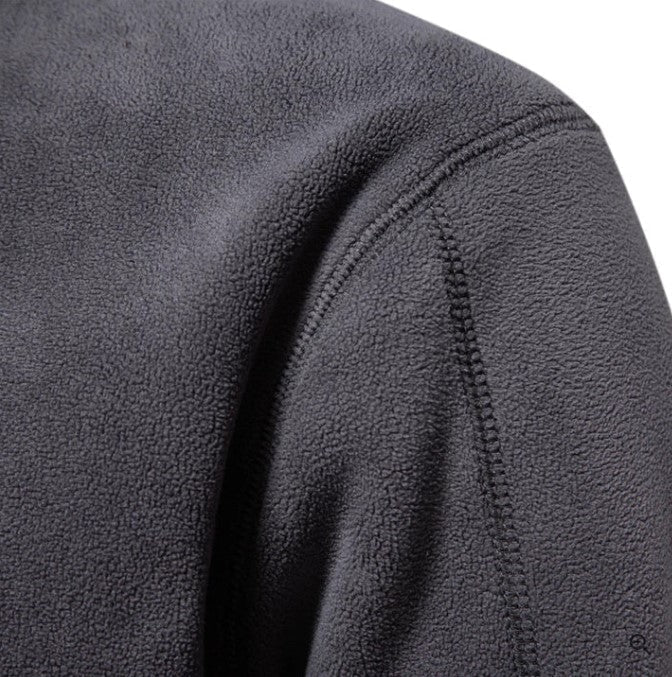 Pull zippé homme Kilian. Son col montant et son design décontracté en font un vêtement élégant pour le quotidien.