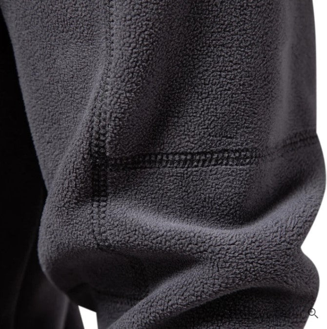 Pull homme Kilian zippé, confort optimal. Col montant pratique pour un look décontracté et moderne en toute occasion.