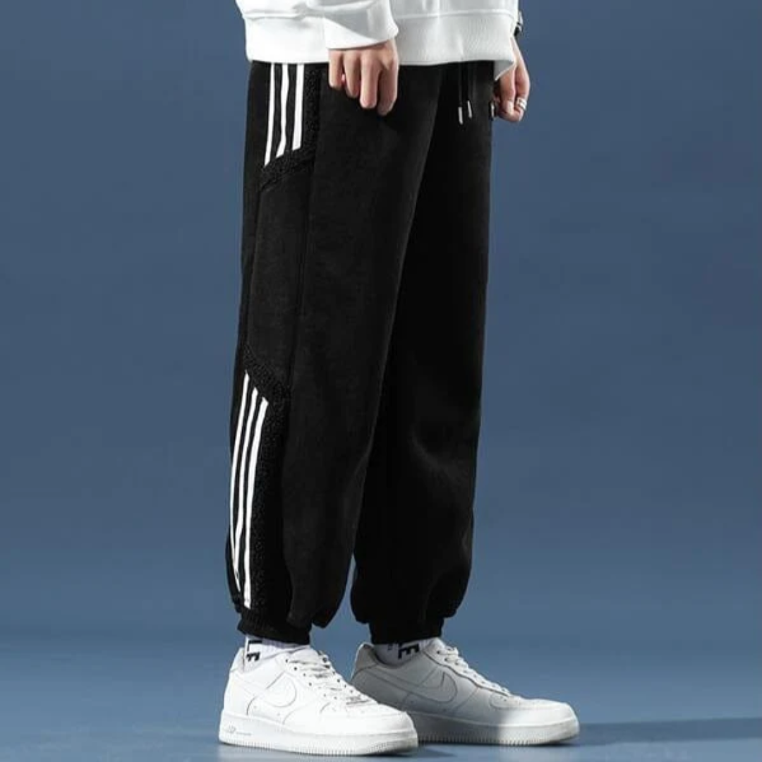 Jogger homme confortable noir avec bande latérale blanche, idéal pour un look urbain décontracté.