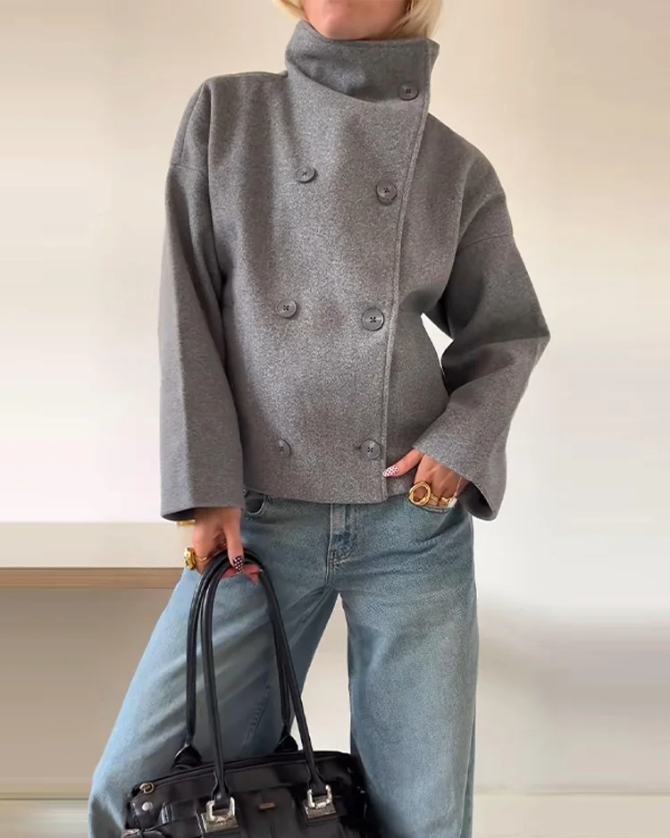 Manteau femme chic en laine, type caban. Col montant, double boutonnage pour l'élégance hivernale.