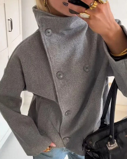 Caban femme en laine, col montant et double boutonnage. Manteau élégant et stylé pour la mode hivernale.