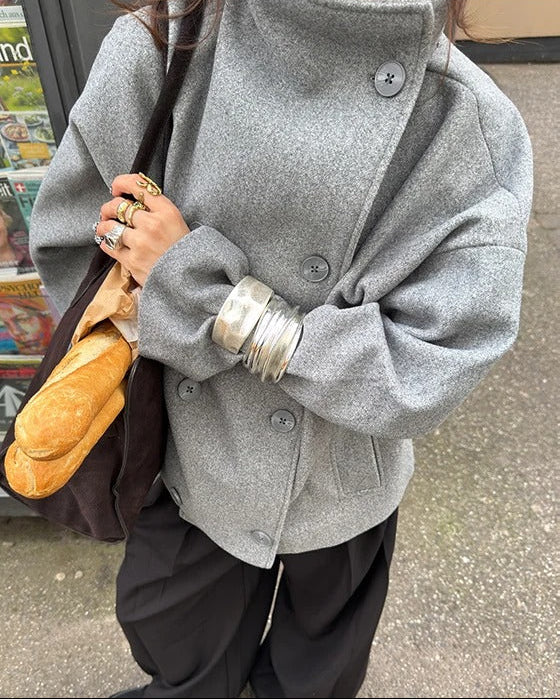 Caban femme élégant en laine, col montant. Double boutonnage pour un style intemporel en hiver.