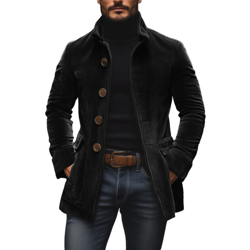 Homme posant avec manteau court en velours côtelé, style élégant, coupe ajustée, chic automne-hiver.