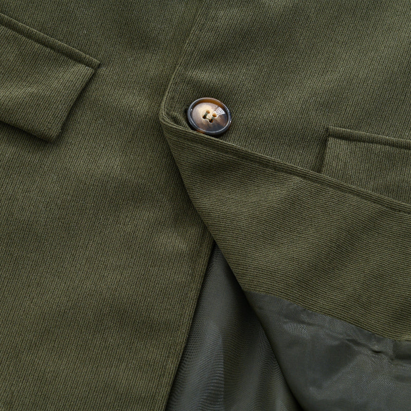 Veste homme élégante en velours côtelé, coupe ajustée, col montant, idéale mode masculine chic.