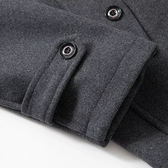 Mode masculine: manteau élégant homme, doublure isolante, coupe ajustée, essentiel pour l'hiver.