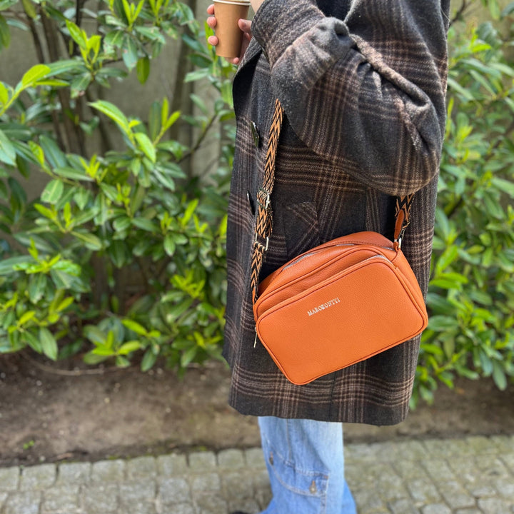 Sac bandoulière marron Libra pour femme, cuir végétalien, réglable et élégant pour un usage quotidien.