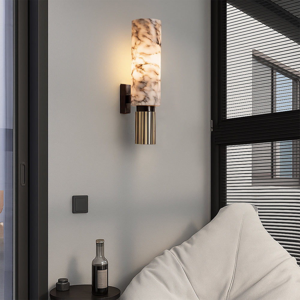 Luminaire mural glamour en marbre et cuivre, parfait pour une décoration intérieure moderne.