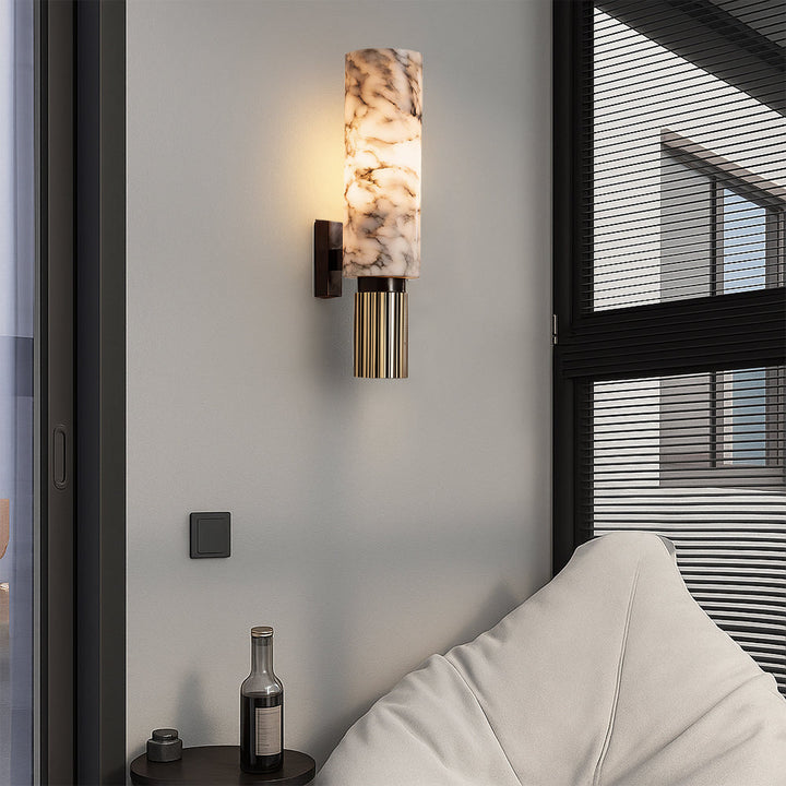 Luminaire mural glamour en marbre et cuivre, parfait pour une décoration intérieure moderne.