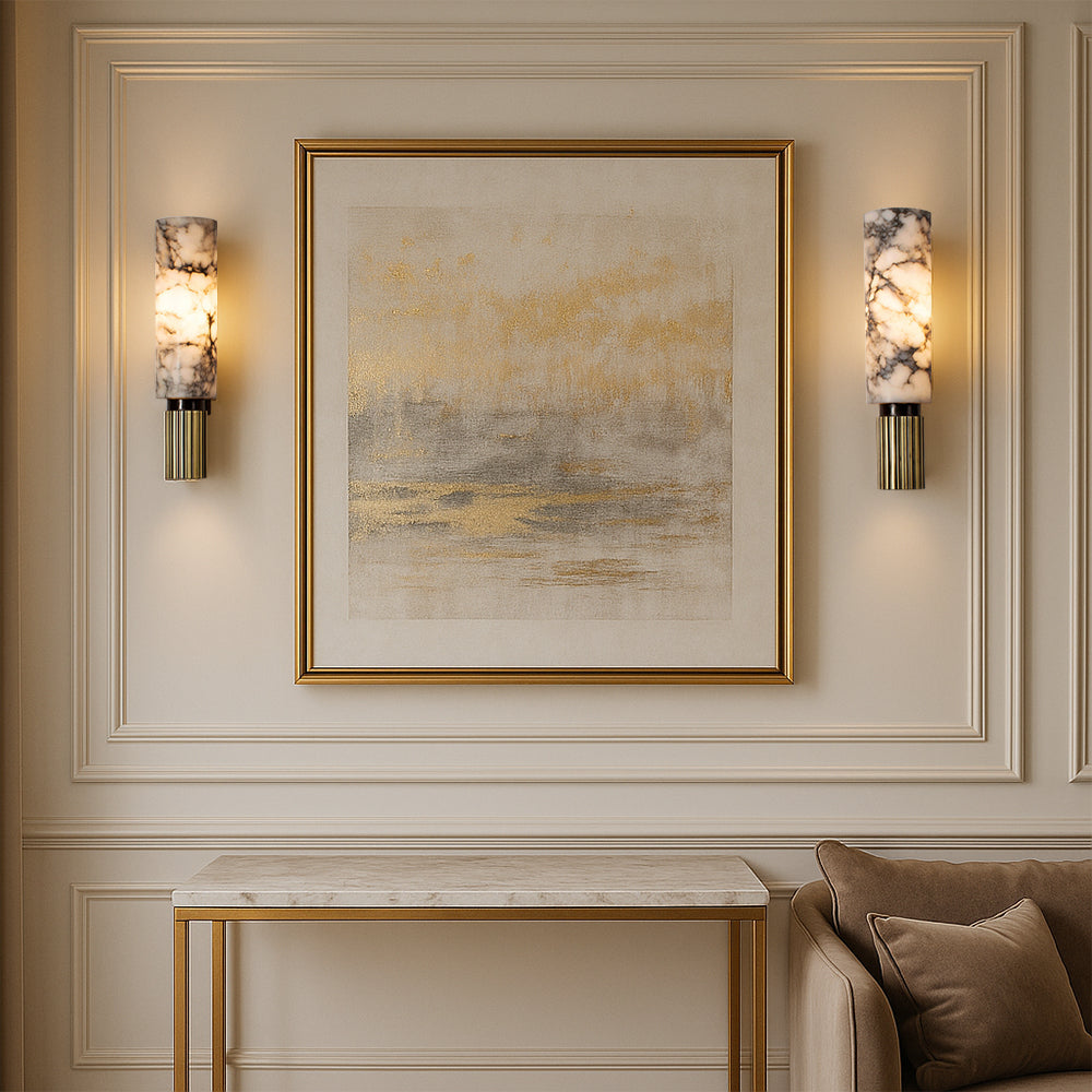 Applique murale en cuivre poli et diffuseur en marbre, éclairage intérieur de style contemporain.