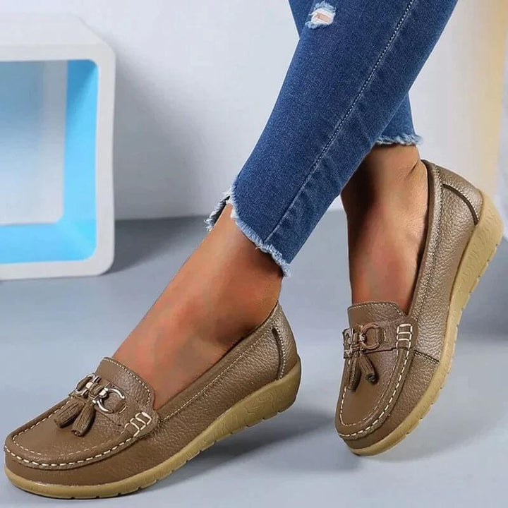 Bout rond des loafers Isabella, offrant espace et confort aux pieds, chaussures orthopédiques idéales pour femmes.